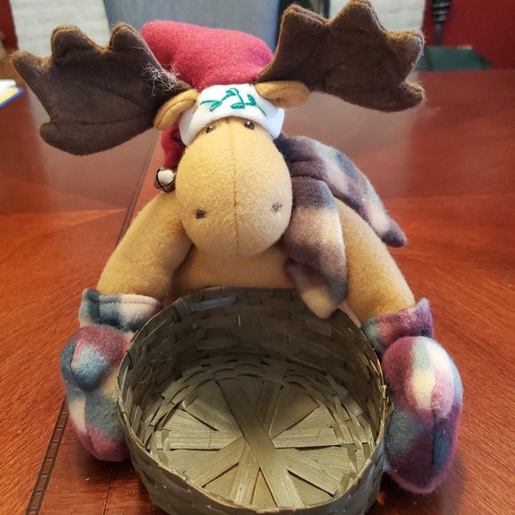 Moose and basket - Picture 1 of 1